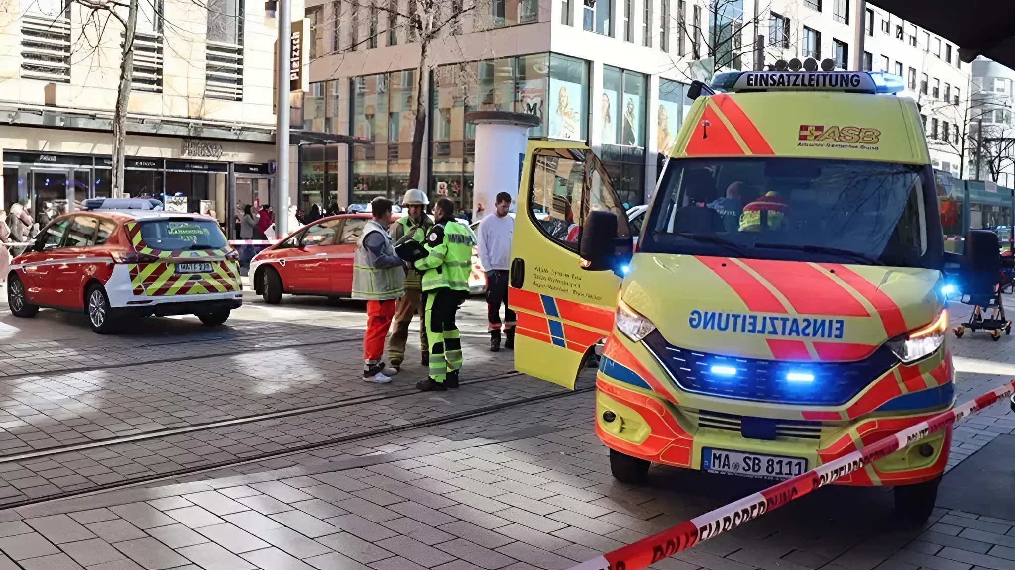Almanya'nın Mannheim kentinde araç kalabalığın arasına daldı: En az 2 kişi öldü