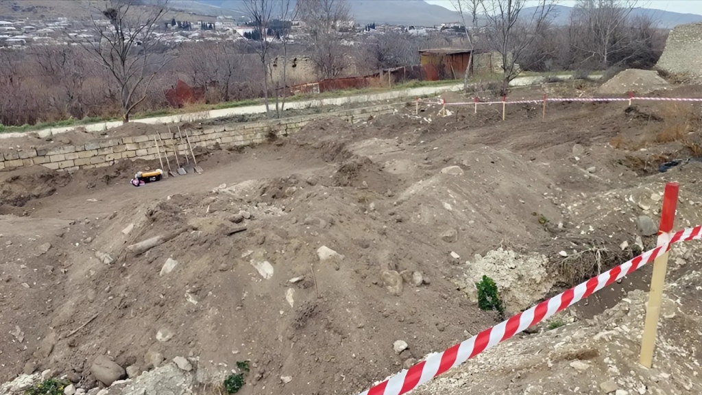 Azerbaycan, Karabağ’da yeni toplu mezar bulunduğunu açıkladı
