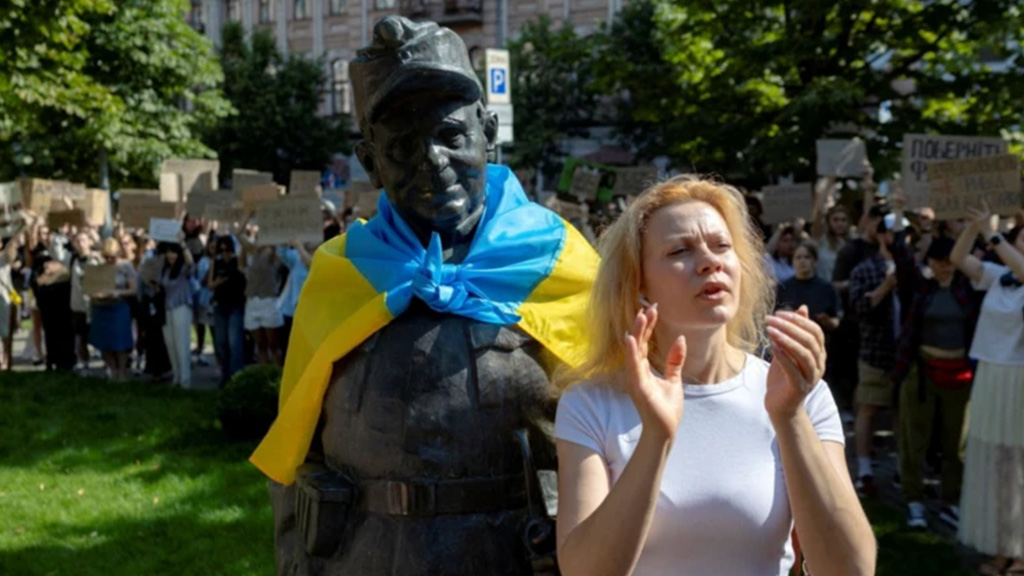 Ukrayna'da Savunma Bakanı'nın Görevden Alınması Protesto Ediliyor