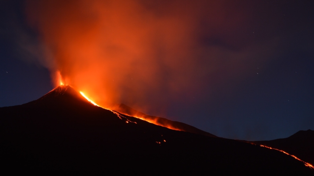 İtalya'da bulunan Etna Yanardağı yeniden faaliyete geçti
