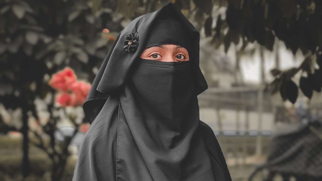 İsviçre'de Kamuya Açık Alanlarda Burka Giyilmesi Yasaklandı