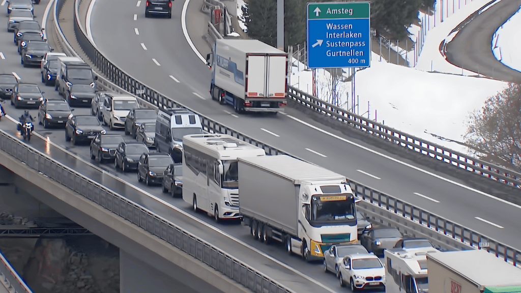 Gotthard’da bayram yoğunluğu: 20 kilometre kuyruk oluştu