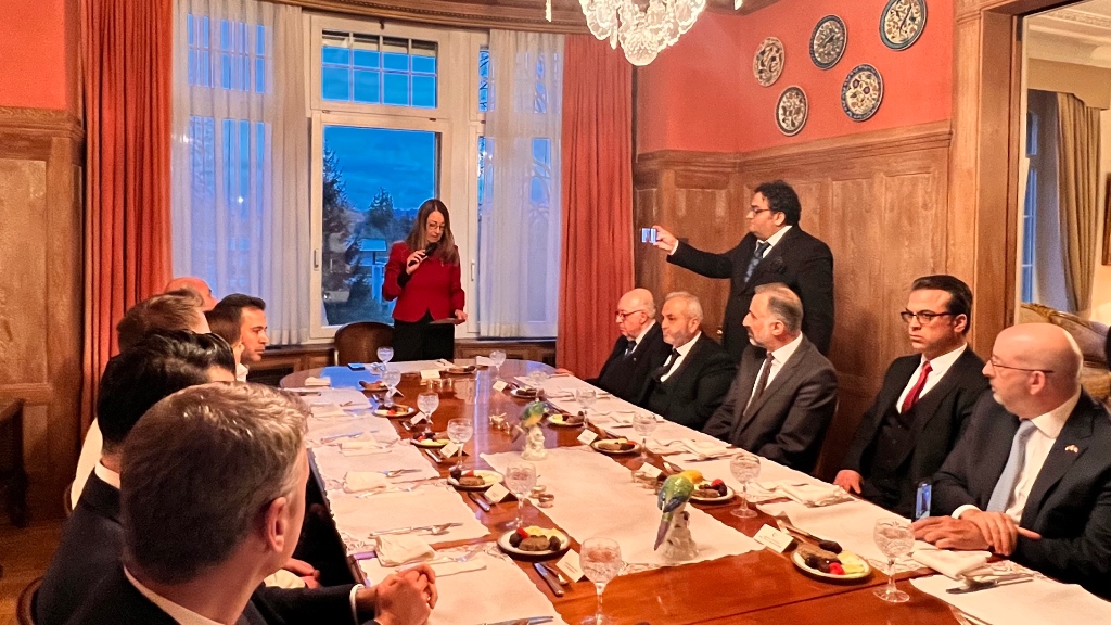 Büyükelçi Acarsoy`un iftar yemeğinde önemli isimler bir araya geldi